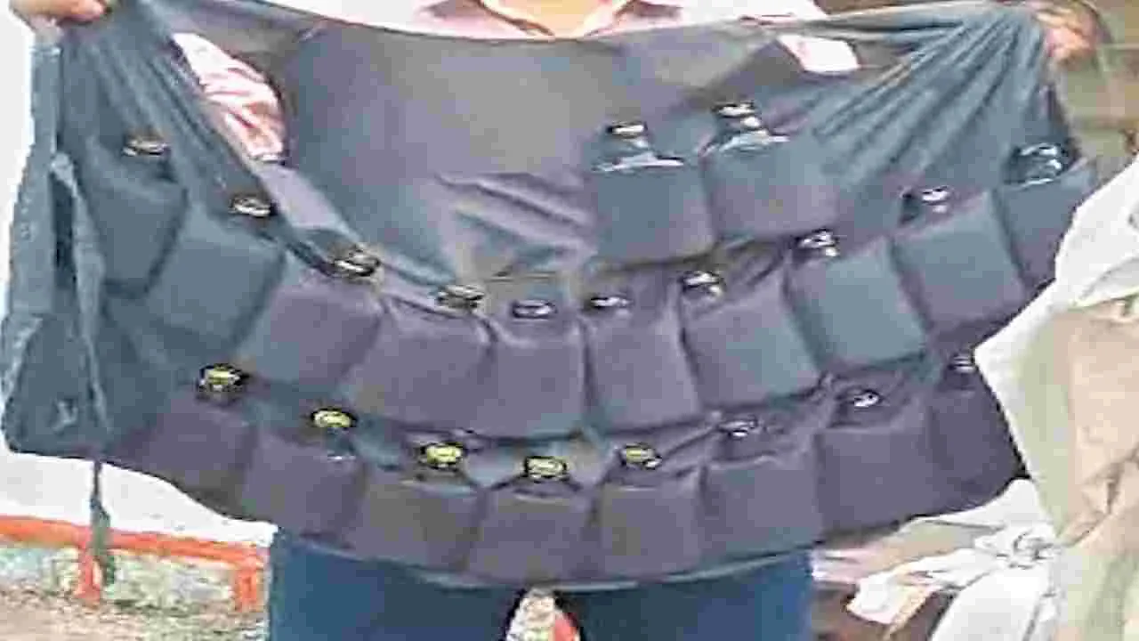 Adilabad: ప్రత్యేక జాకెట్‌తో దేశీదారు మద్యం రవాణా 