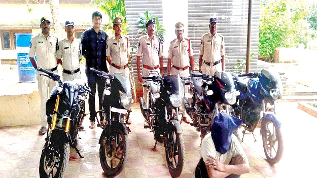 చిక్కిన బైకుల దొంగ  