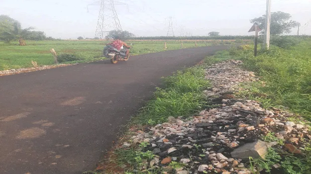 రోడ్డు సరే.. మట్టికుప్పలేంటి..?