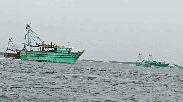 తమిళ జాలర్ల దౌర్జన్యం