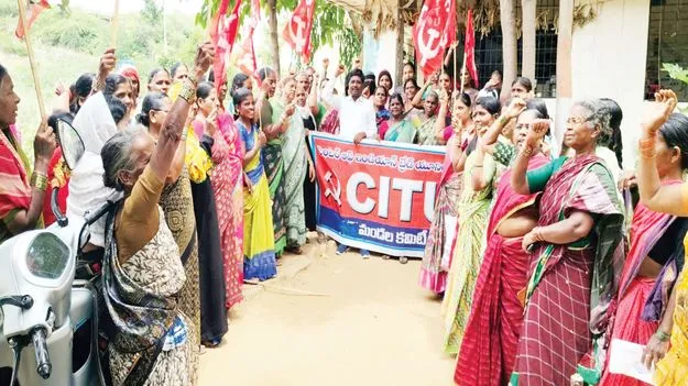 పాఠశాలల్లో మధ్యాహ్న భోజనం బంద్‌ 