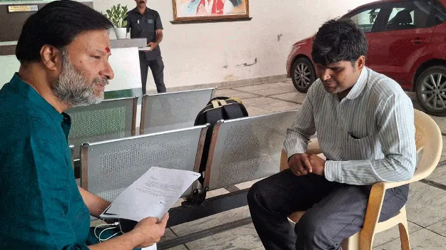 అంధుడినని విధుల్లోకి చేర్చుకోకుండా అవమానించారు!