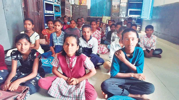 సౌకర్యాల లేమితో..  విద్యార్థుల అవస్థలు 