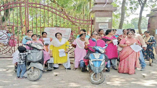 పరీక్ష సెంటర్‌ మార్పు దుర్మార్గం 