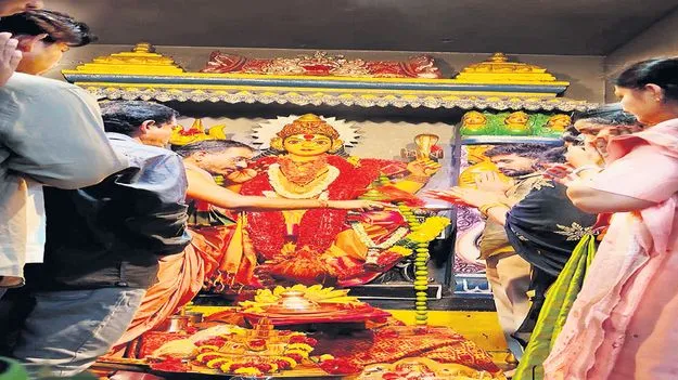 నూకాంబికను దర్శించుకున్న క్రికెటర్‌ నితీశ్‌