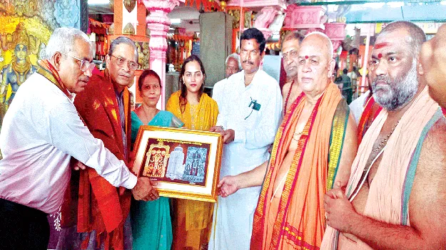 ఆదిత్యుని ఆలయానికి పోటెత్తిన భక్తులు