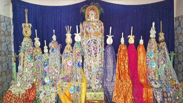  కొలువుదీరిన పీర్లు