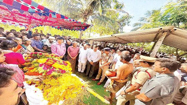 అధికార లాంఛనాలతో డీఎస్పీ అంత్యక్రియలు