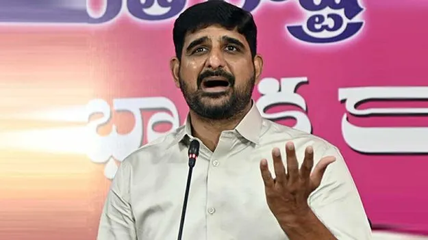 BRS MLA Padi Kaushik Reddy: హీరోయిన్ల ఫోన్లు హ్యాక్‌ చేయిస్తున్న రేవంత్‌: కౌశిక్‌