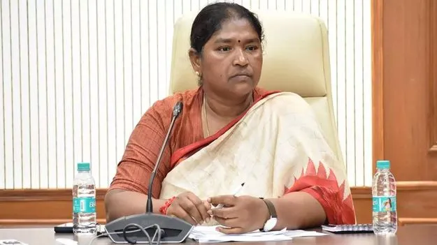 Seethakka: 15 మంది పంచాయతీ కార్యదర్శుల సస్పెన్షన్