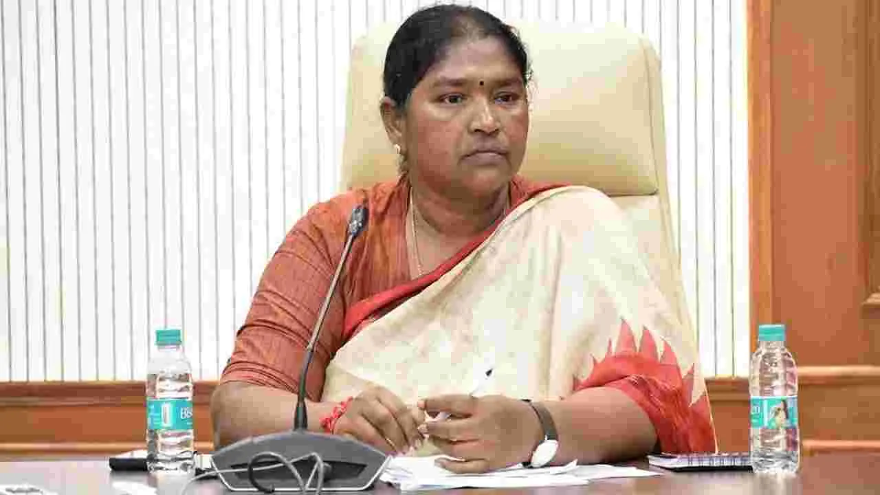 Seethakka: 15 మంది పంచాయతీ కార్యదర్శుల సస్పెన్షన్‌  