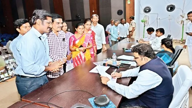 సమస్యల పరిష్కారానికి కృషి చేయాలి: కలెక్టర్‌  