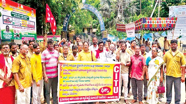 డ్రైవర్లకు రూ.15వేలు ఇవ్వాలి 