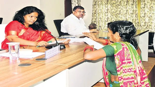 అర్జీల పరిష్కారానికి దృష్టి సారించాలి