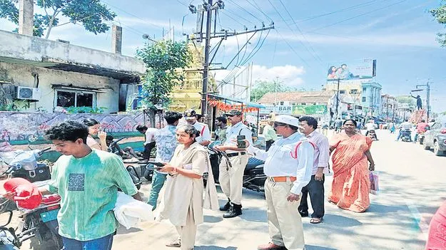 హెల్మెట్‌ వాడరు.. చలానా కట్టరు