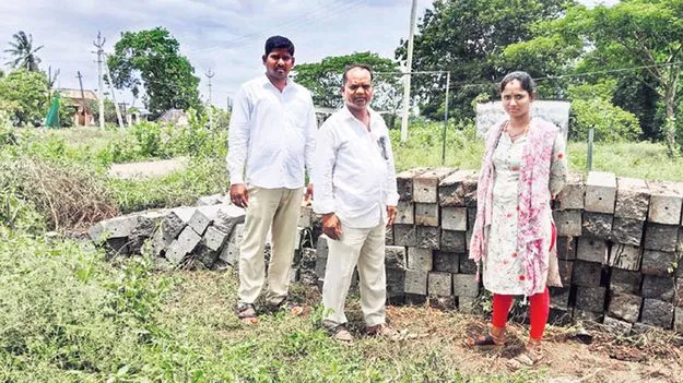 సర్వే రాళ్లు వీఆర్వోకి అప్పగింత