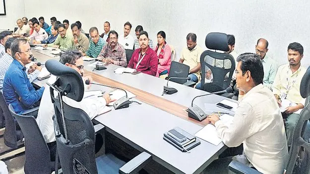 బంగారు కుటుంబాల దత్తతకు ముందుకు రావాలి 