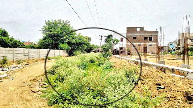  కాలువ ఆక్రమించి..  పునాది నిర్మించి