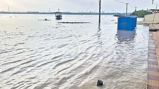Floods: గోదావరి, కృష్ణలోని ప్రాజెక్టులకు తగ్గుతున్న వరద