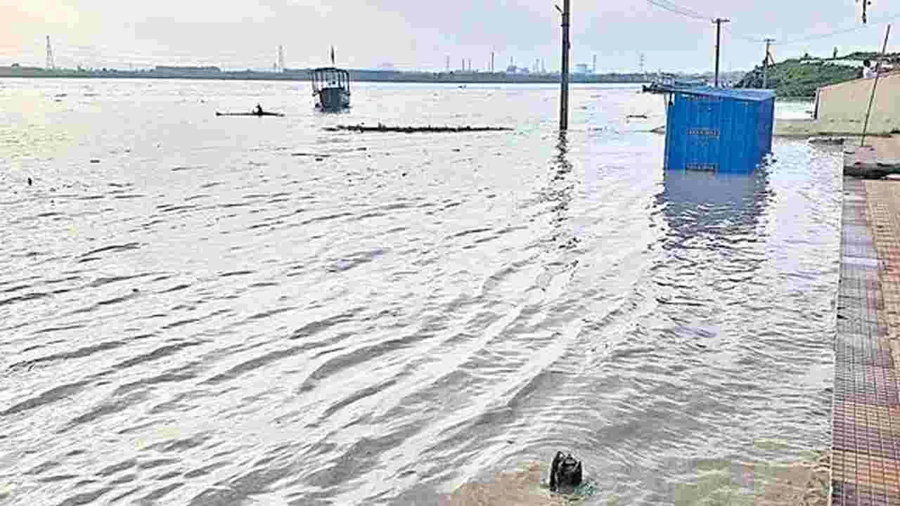 Floods: గోదావరి, కృష్ణలోని ప్రాజెక్టులకు తగ్గుతున్న వరద
