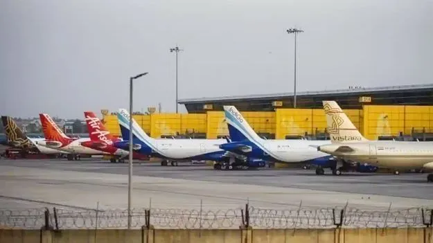 Flight Delays: శంషాబాద్ నుంచి పలు విమానాల రద్దు
