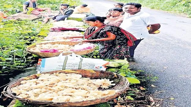హాట్‌కేకుల్లా వెదురు కొక్కుల విక్రయం