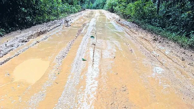 దారి ఘోరం.. ప్రయాణం ప్రమాదకరం