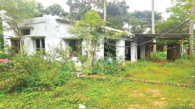    అధికారుల తప్పిదం.. గిరిజనులకు శాపం