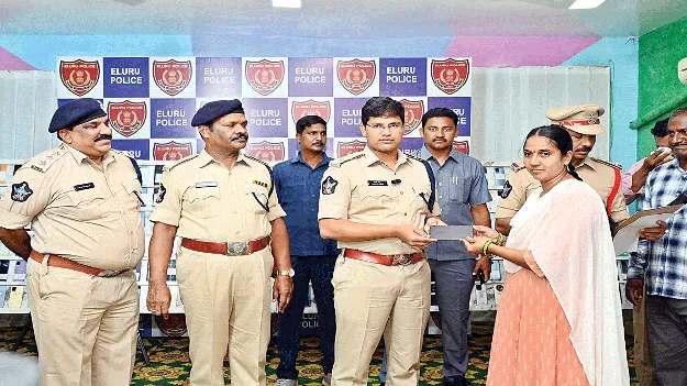 480 ఫోన్ల రికవరీ.. బాధితులకు అందజేత