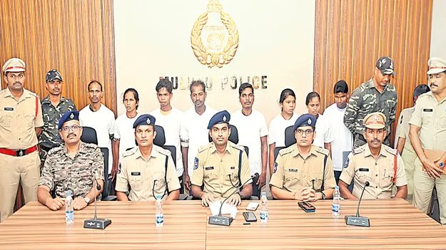 Mulugu: ఎనిమిది మంది మావోయిస్టుల లొంగుబాటు