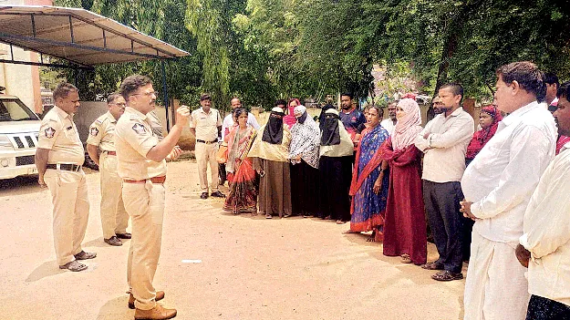 సైబర్‌ మోసగాళ్ల ఉచ్చులో పడొద్దు :సీఐ