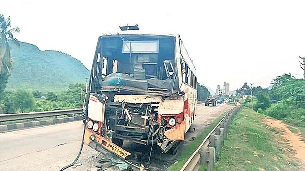 లారీని ఢీకొన్న ఆర్టీసీ బస్సు
