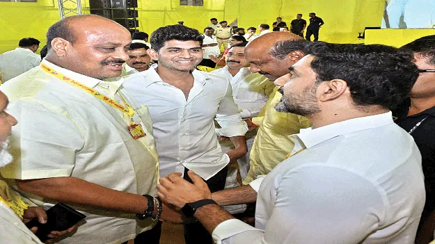 మంత్రి లోకేశ్‌తో అచ్చెన్న మాటామంతీ