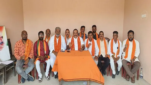 సాగులో ఉన్న రైతులకు పట్టాలు ఇవ్వాలి 