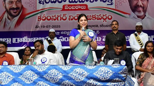 Karimnagar:   మహిళలు ఆత్మవిశ్వాసంతో ముందుకు సాగాలి