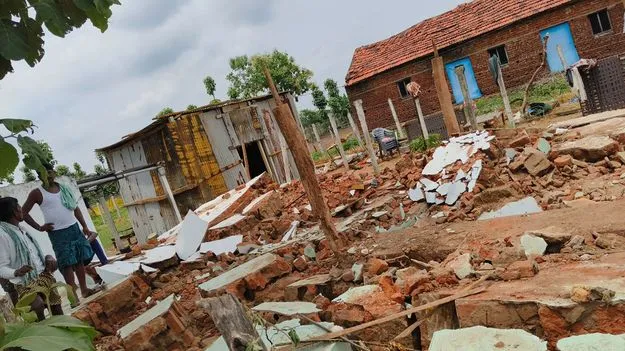 గోడ కూలి..ఇద్దరి దుర్మరణం