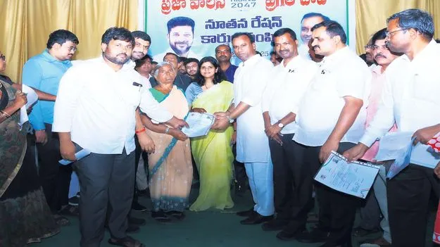 మునుగోడును కలెక్టర్‌ దత్తత తీసుకోవాలి