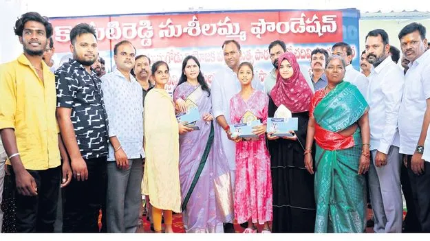 ప్రభుత్వ పాఠశాలలను బలోపేతం చేయాలి