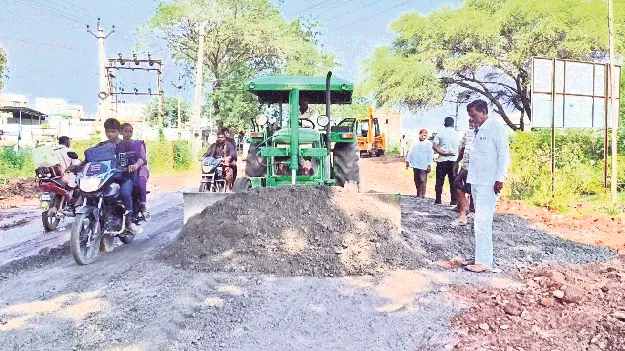 రహదారులు దారుణం .. అవస్థల ప్రయాణం