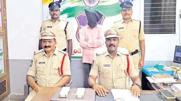 డబ్బులు డ్రా చేస్తానని మోసం 