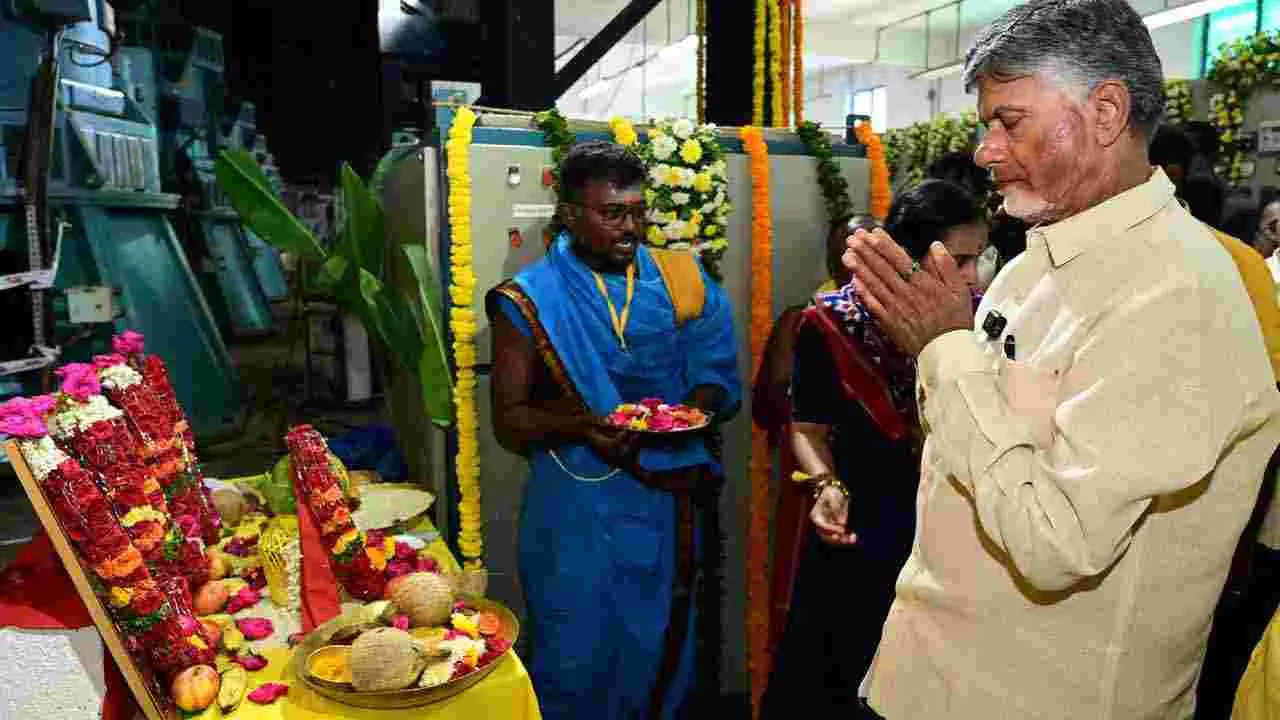 హంద్రీ నీవాకు నీరు విడుదల చేసిన చంద్రబాబు..