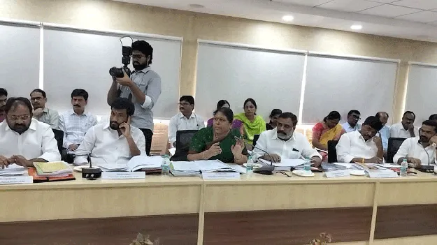 గిరిజనుల సంక్షేమానికి ప్రాధాన్యం ఇవ్వాలి