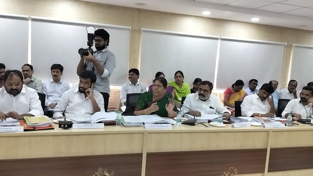 గిరిజనుల సంక్షేమానికి ప్రాధాన్యం ఇవ్వాలి