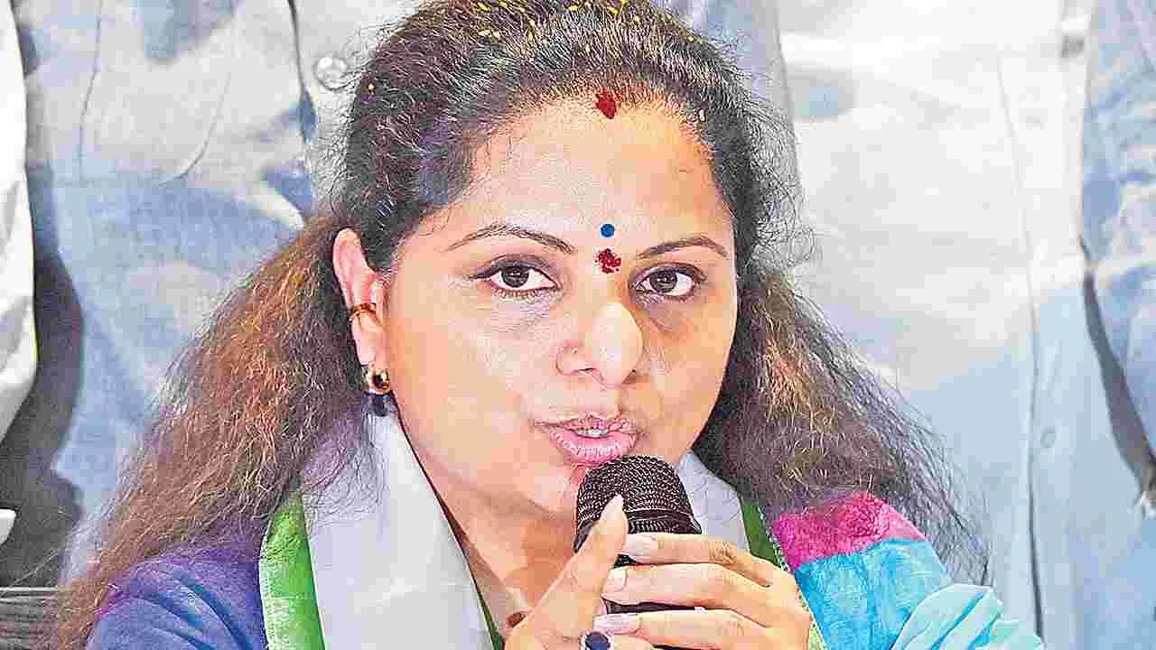 Kavitha: నాపై అనుచిత వ్యాఖ్యల వెనక పెద్ద నాయకుడు!
