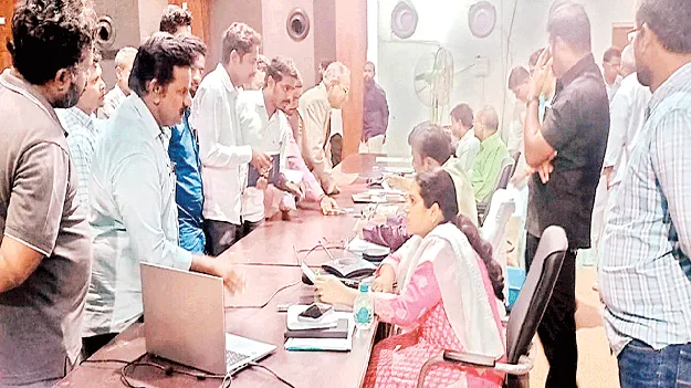 ప్రైవేటు ఆస్పత్రులపై చర్యలు తీసుకోవాలి 