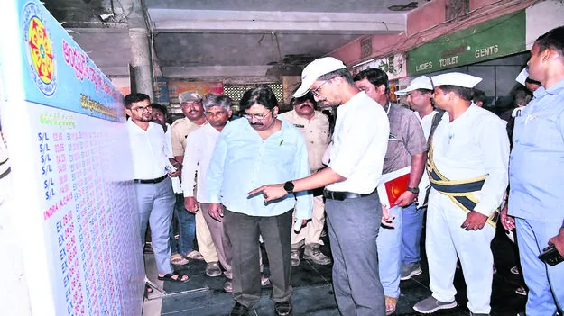 collector బస్టాండ్‌ను తనిఖీ చేసిన కలెక్టర్‌ 