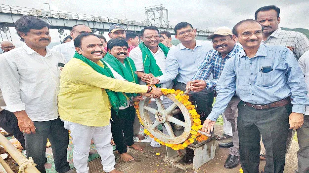       శివారు భూములకు సాగునీరు అందిస్తాం