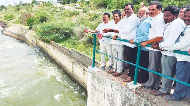 రైతుల కష్టాలు తీరాయి 