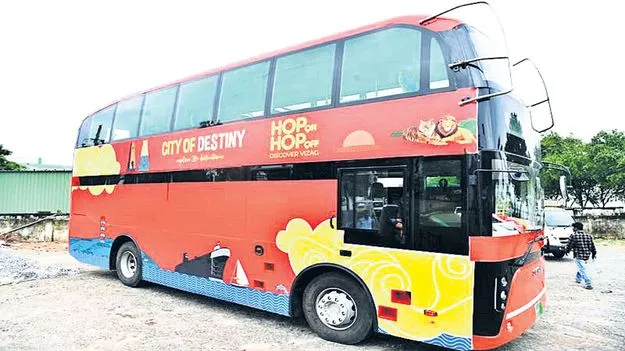 బీచ్‌రోడ్డులో డబుల్‌ డెక్కర్‌ బస్సు 