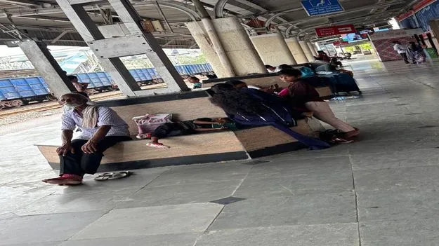 రైళ్ల ఆలస్యం.. ప్రయాణికుల అవస్థలు